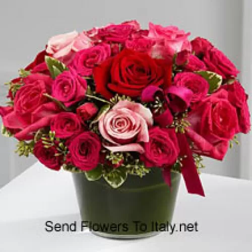 Una hermosa cesta de rosas rojas, rosa oscuro y rosa claro. Esta cesta tiene un total de 24 rosas.